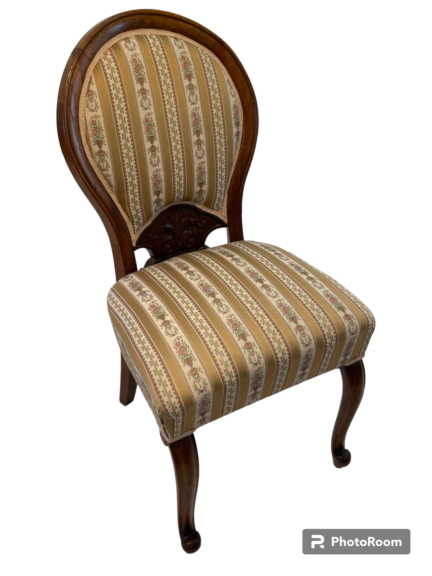 Plně čalouněná židle v historizujícím stylu s řezbou