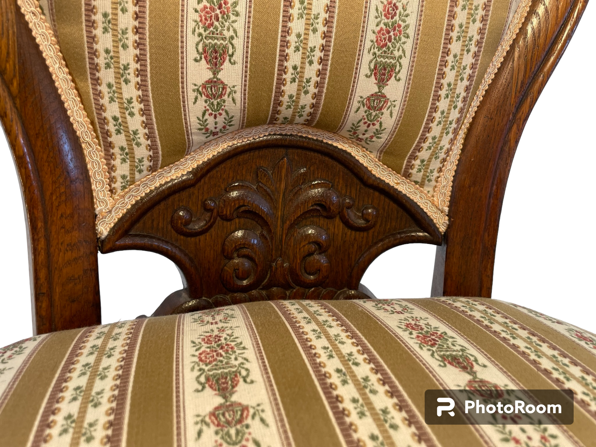 Plně čalouněná židle v historizujícím stylu s řezbou