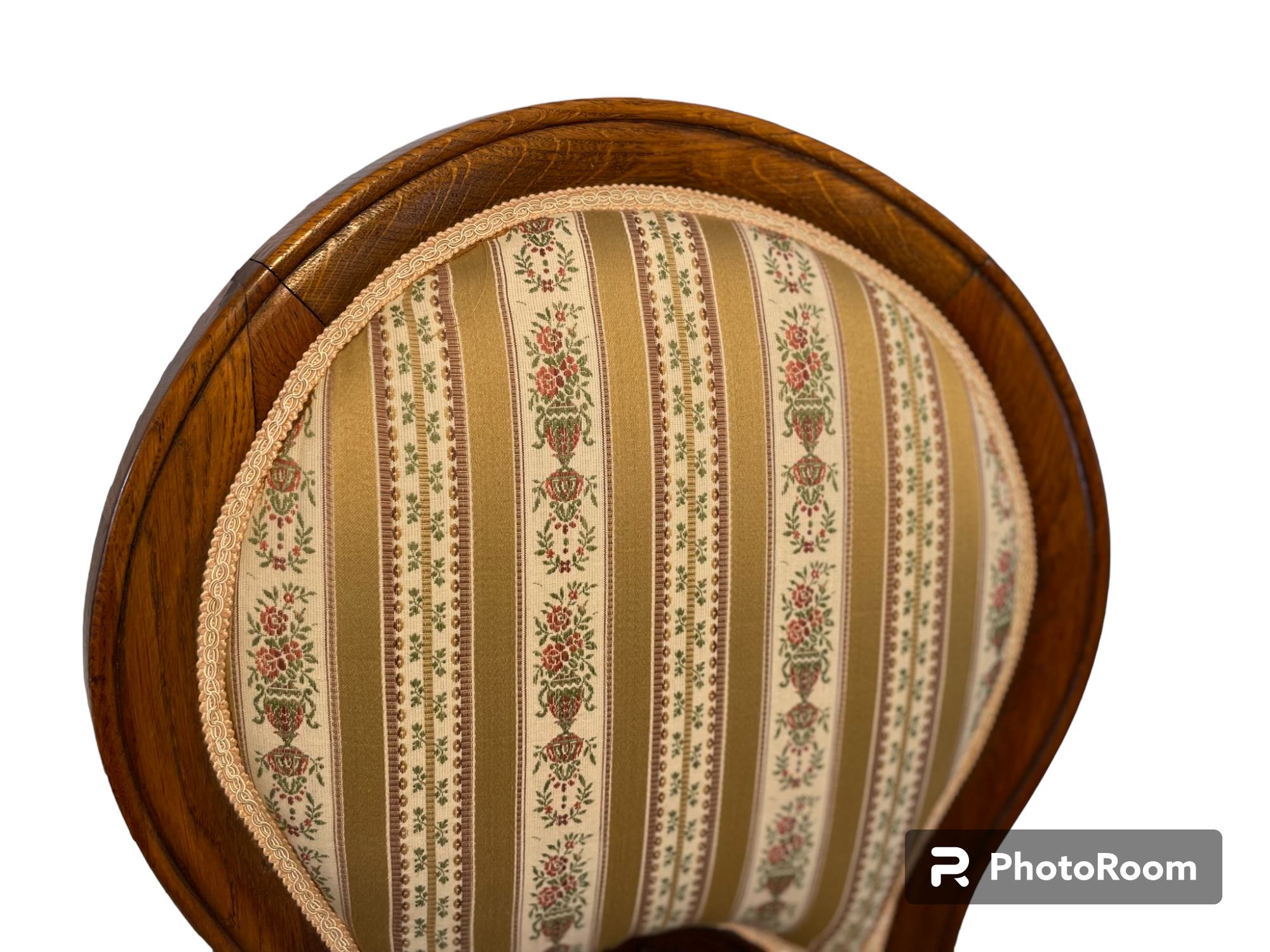 Plně čalouněná židle v historizujícím stylu s řezbou