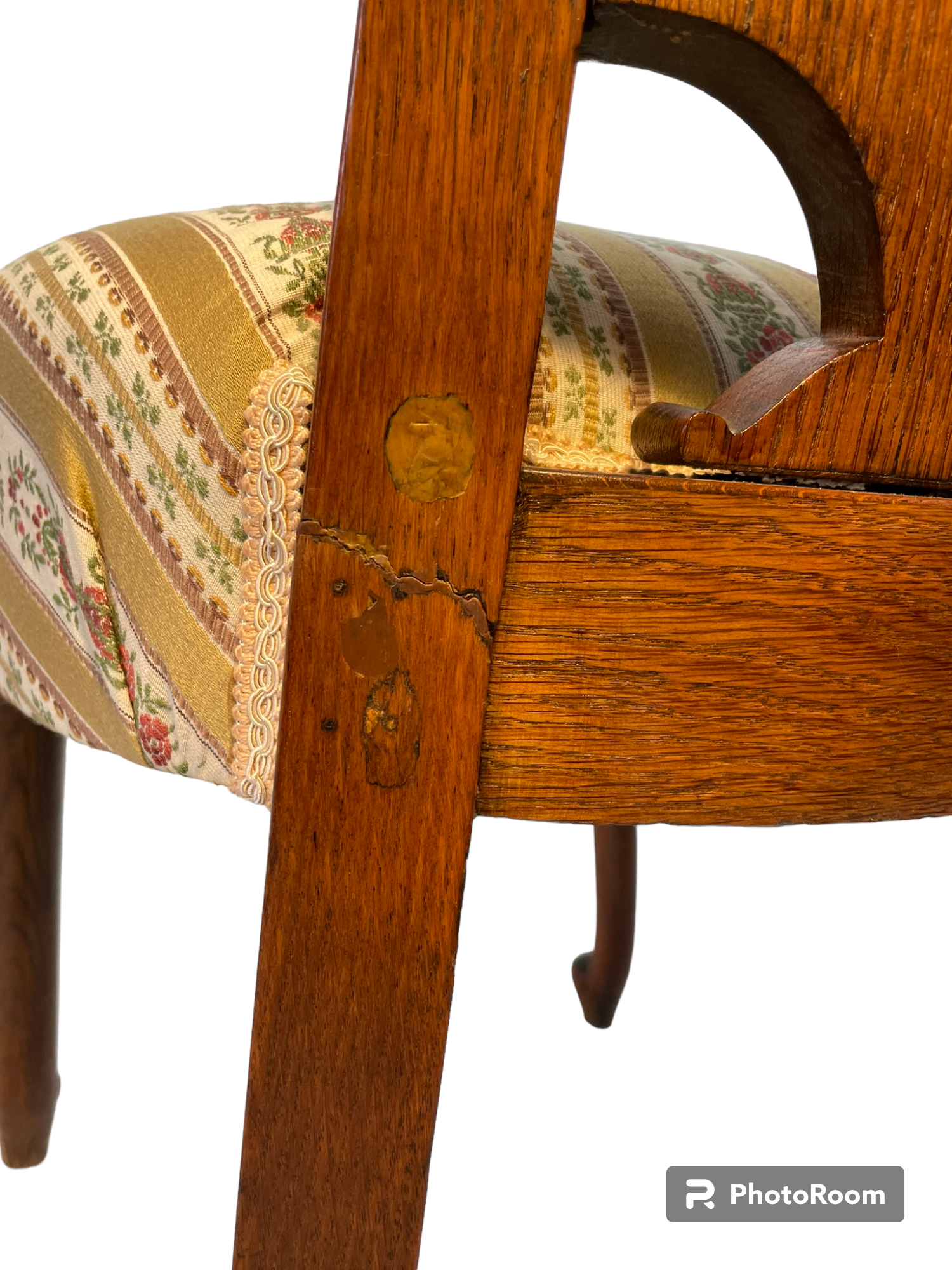 Plně čalouněná židle v historizujícím stylu s řezbou