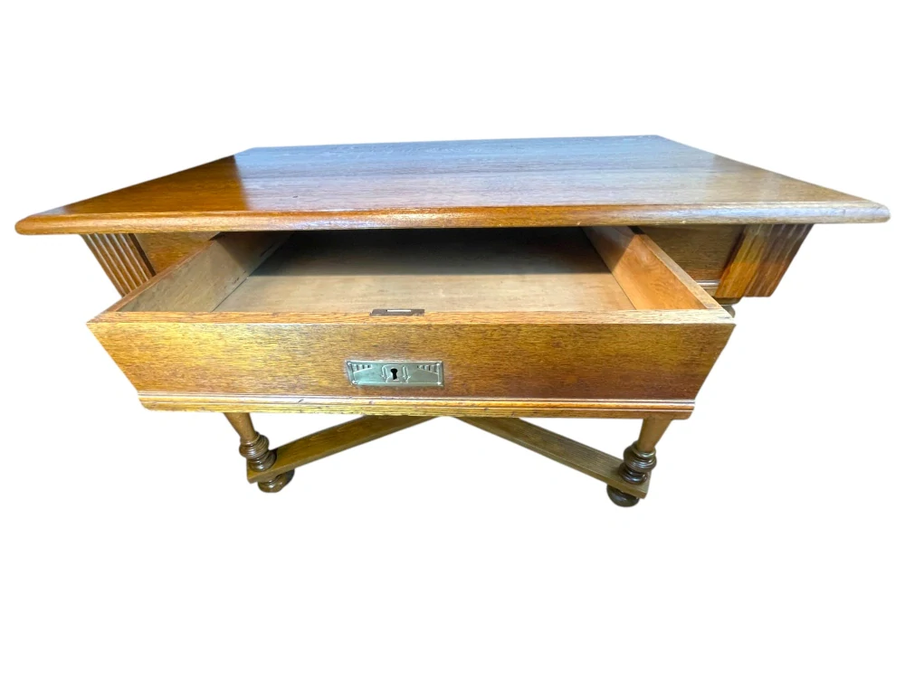 Starožitný dubový stůl – historismus