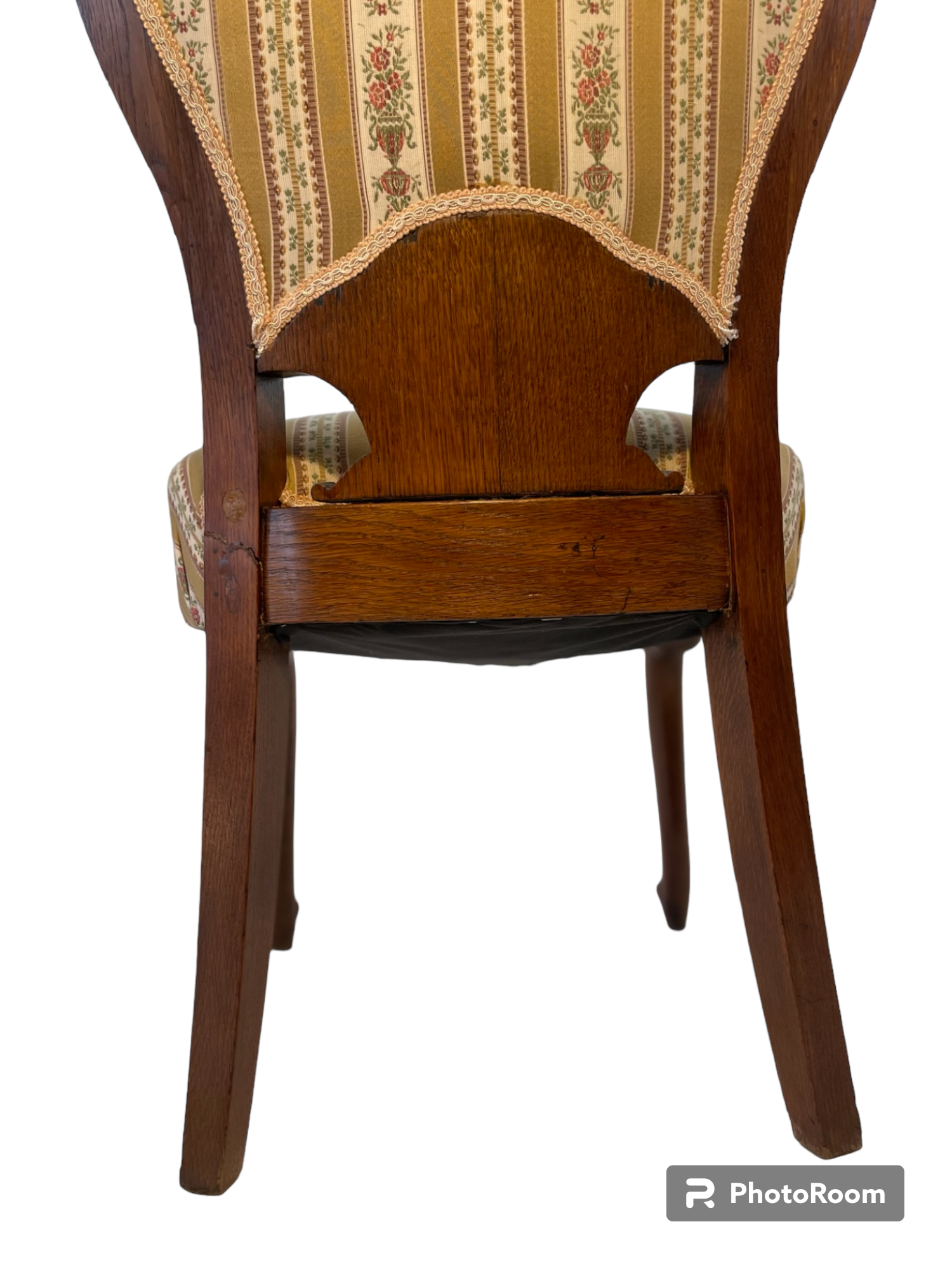 Plně čalouněná židle v historizujícím stylu s řezbou