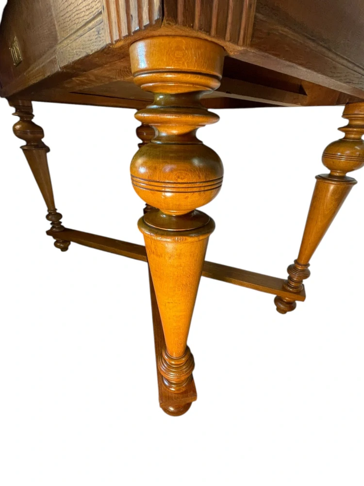 Starožitný dubový stůl – historismus