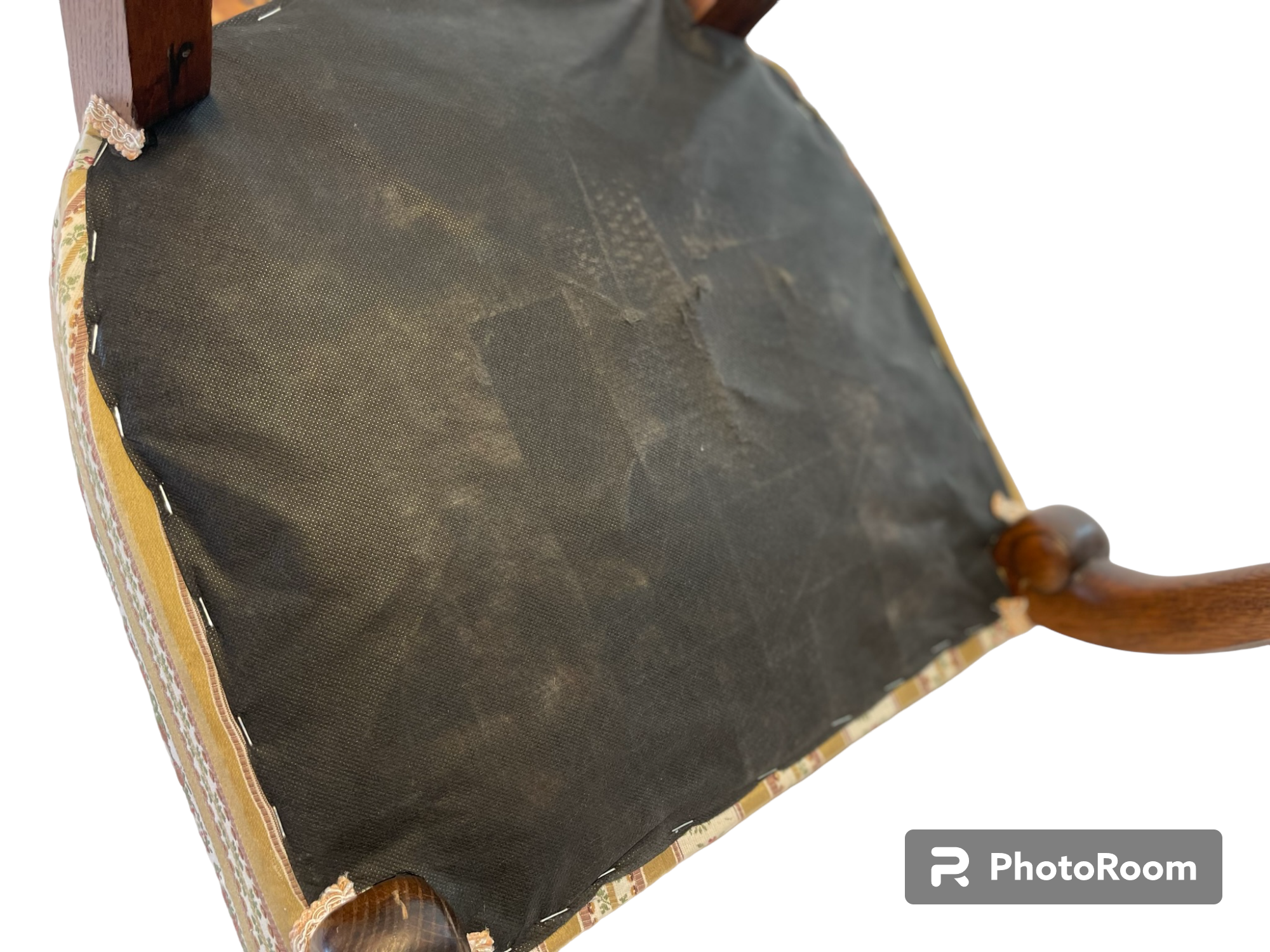 Plně čalouněná židle v historizujícím stylu s řezbou