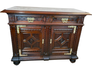 Starožitná komoda s kováním