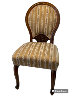 Plně čalouněná židle v historizujícím stylu s řezbou